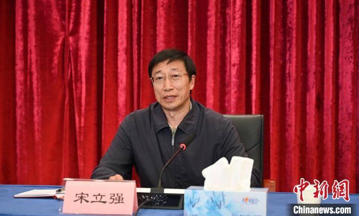 圖為西藏自治區(qū)黨委組織部副部長、第十批援藏干部人才總領(lǐng)隊(duì)宋立強(qiáng)致辭。