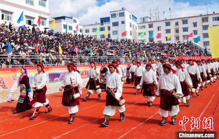 圖為西藏昌都市第九屆三江茶馬文化藝術節(jié)(芒康會場)開幕式現(xiàn)場?！〔际忻⒖悼h委宣傳部供圖