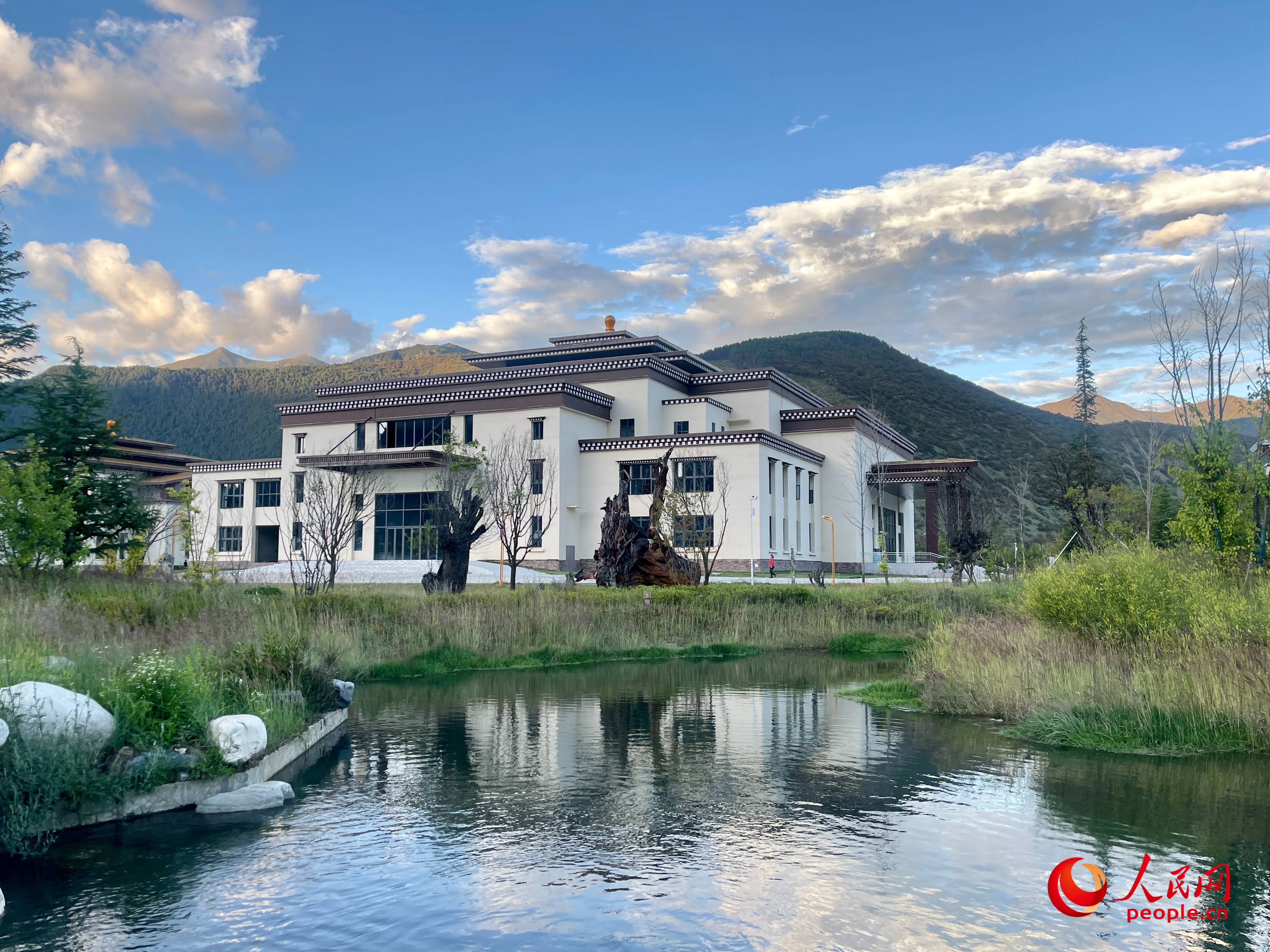 工布公園猶如一幅優(yōu)美畫卷，讓人流連忘返。人民網(wǎng) 周靜圓攝