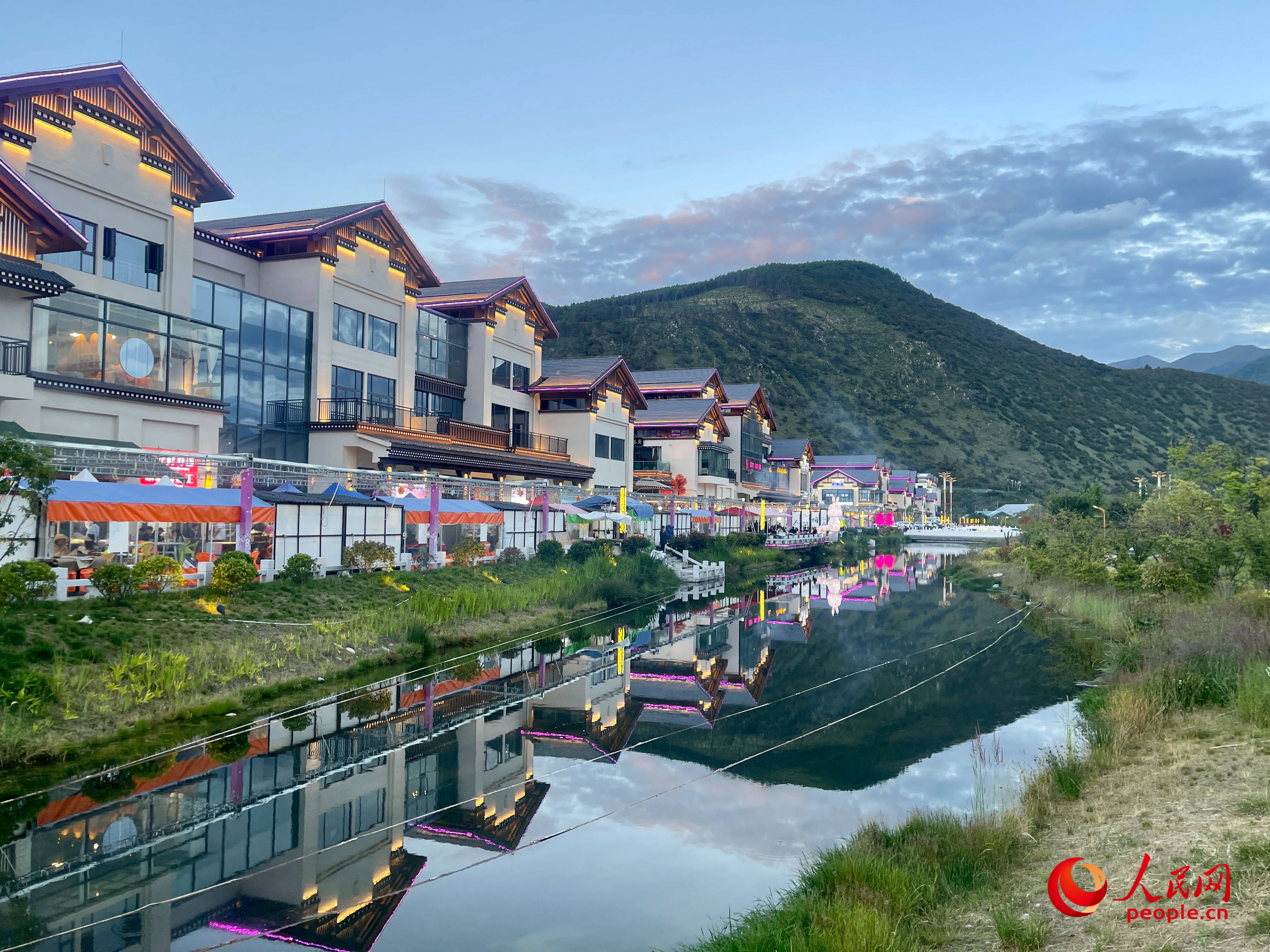 工布公園的一角，風(fēng)景秀麗。人民網(wǎng) 周靜圓攝