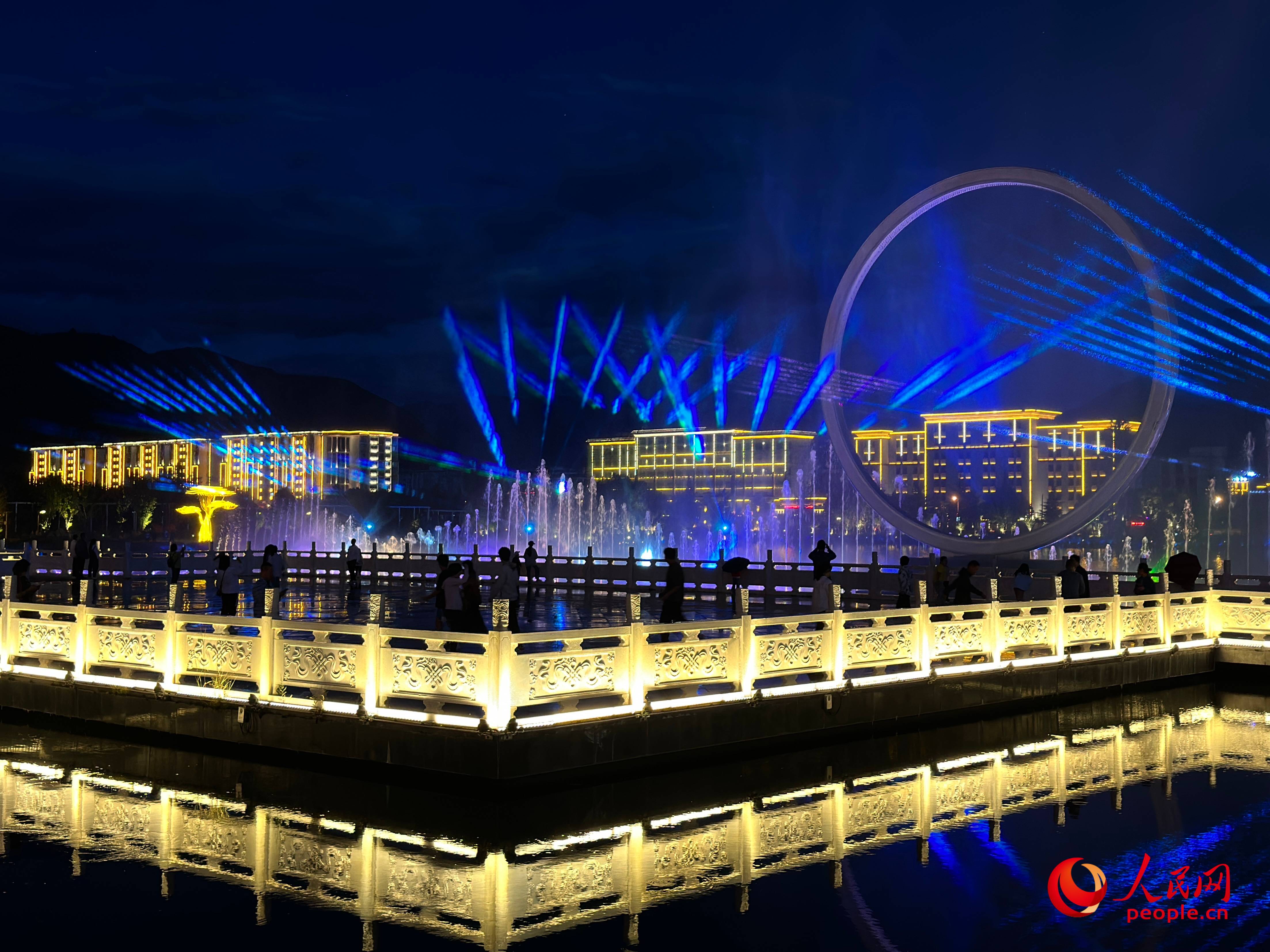 工布公園的音樂水秀噴泉，吸引市民和游客前來拍照打卡。人民網(wǎng) 周靜圓攝