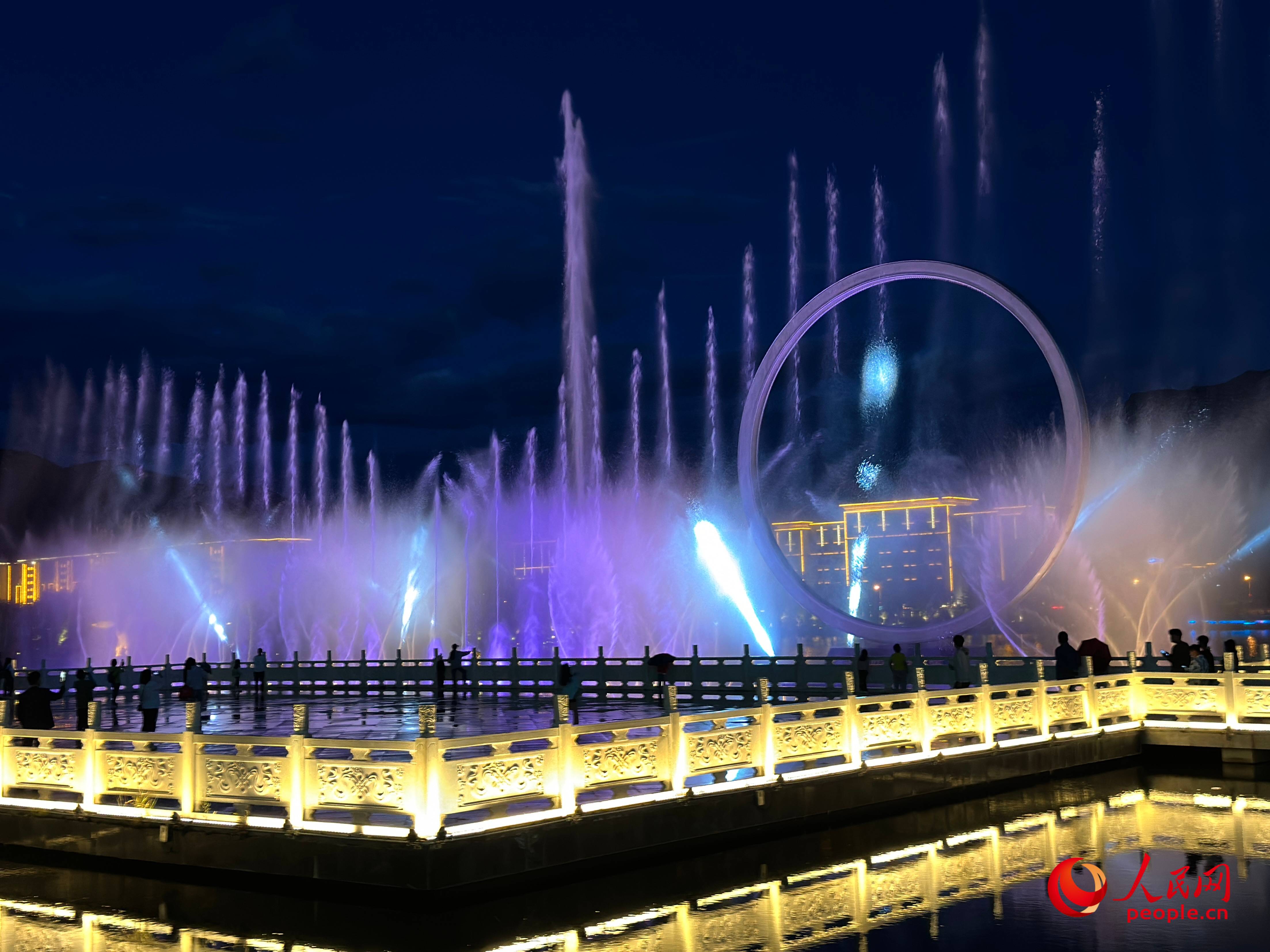 工布公園的音樂水秀噴泉，吸引市民和游客前來拍照打卡。人民網(wǎng) 周靜圓攝