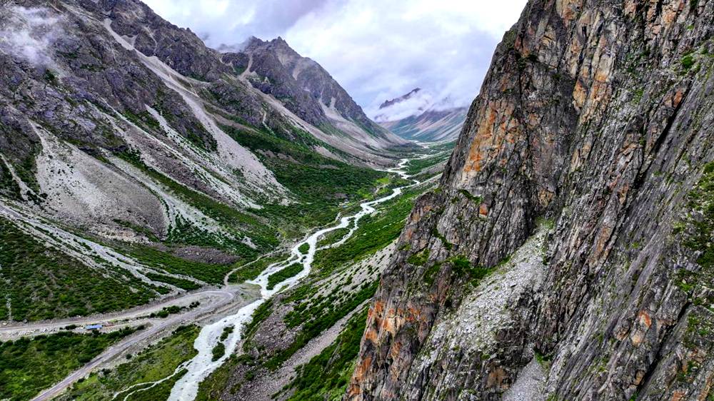 磅礴的河流滋養(yǎng)著山間草木。張澤坤攝