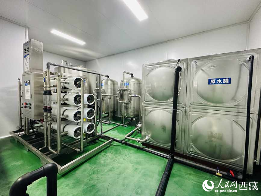 “色達(dá)牙泉”礦泉水（桶裝水）生產(chǎn)加工基地。人民網(wǎng)記者 次仁羅布攝