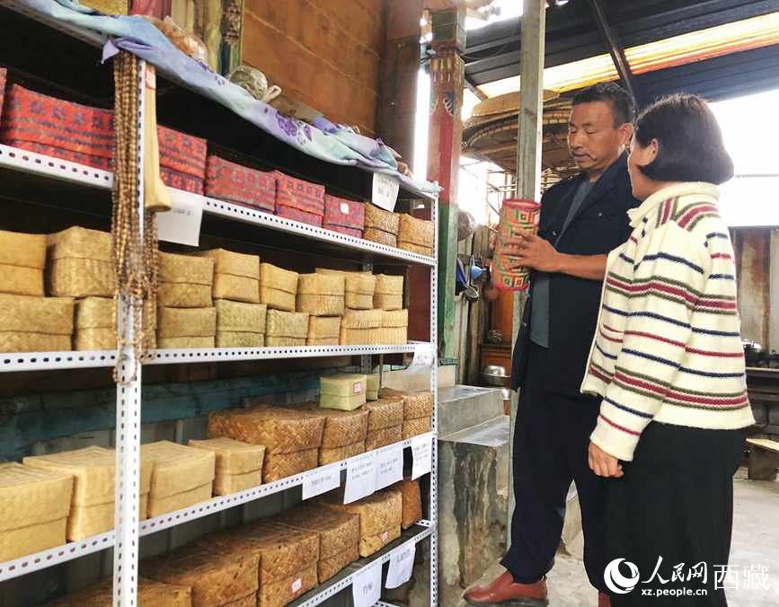 愛明（左一）給游客介紹藤竹產(chǎn)品。