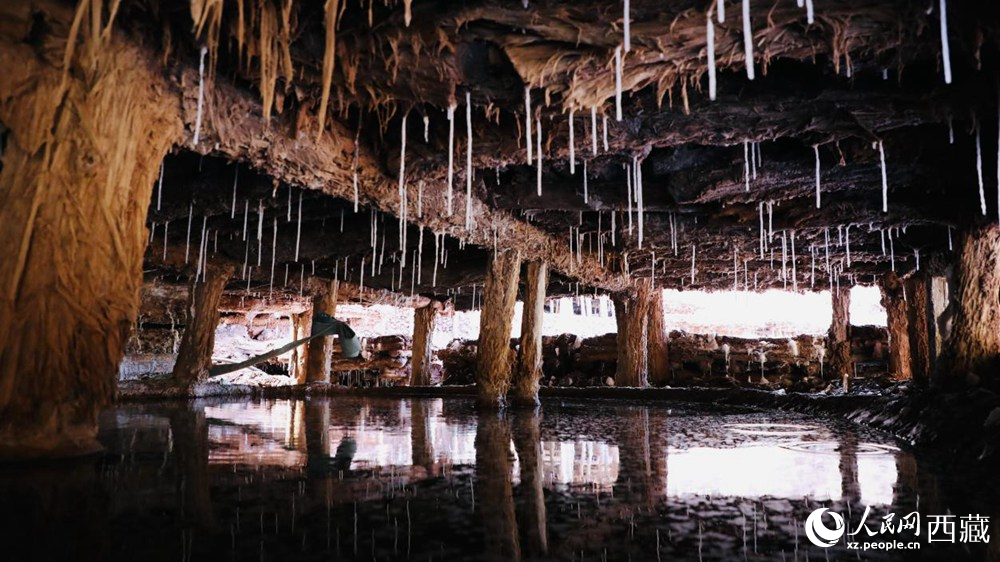 鹽田鹵水滲下的鹽柱。人民網(wǎng)記者 次仁羅布攝