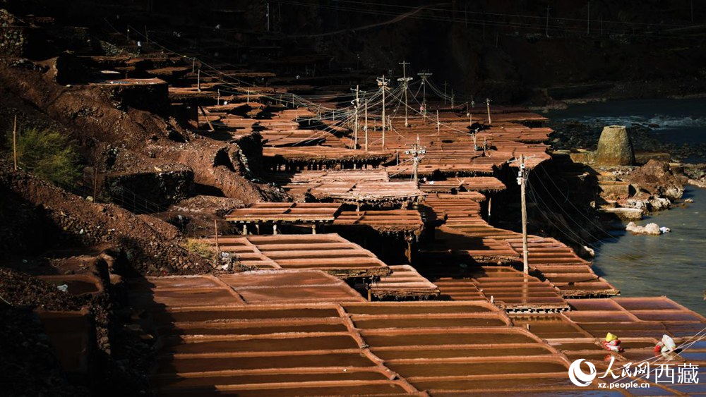 大大小小數(shù)千塊鹽田，形成一道絕美的風(fēng)景線。人民網(wǎng)記者 次仁羅布攝