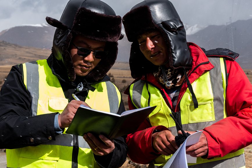 2023年11月30日，西藏自治區(qū)那曲市索縣榮布至丁青縣巴達35千伏線路工程施工現(xiàn)場人員正在開展現(xiàn)場作業(yè)。趙清鵬攝