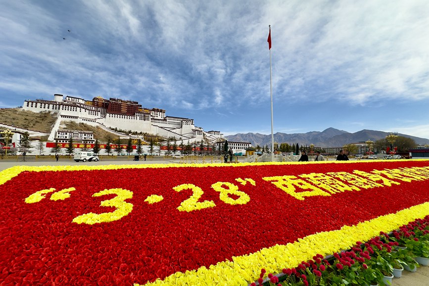 布達(dá)拉宮廣場(chǎng)。