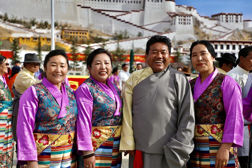 干部群眾身著盛裝在布達(dá)拉宮廣場(chǎng)留影。