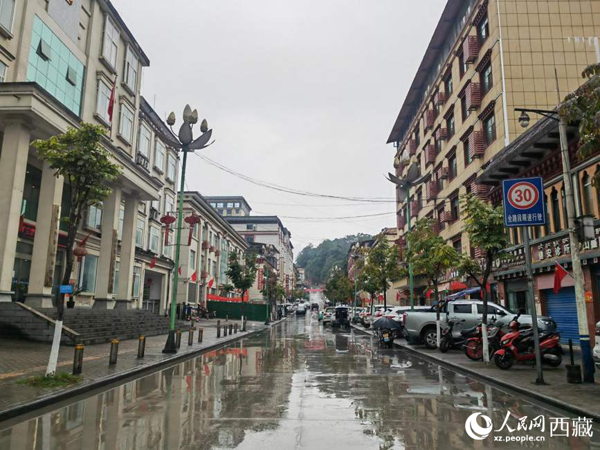如今的墨脫縣城一應(yīng)俱全。人民網(wǎng) 李海霞攝