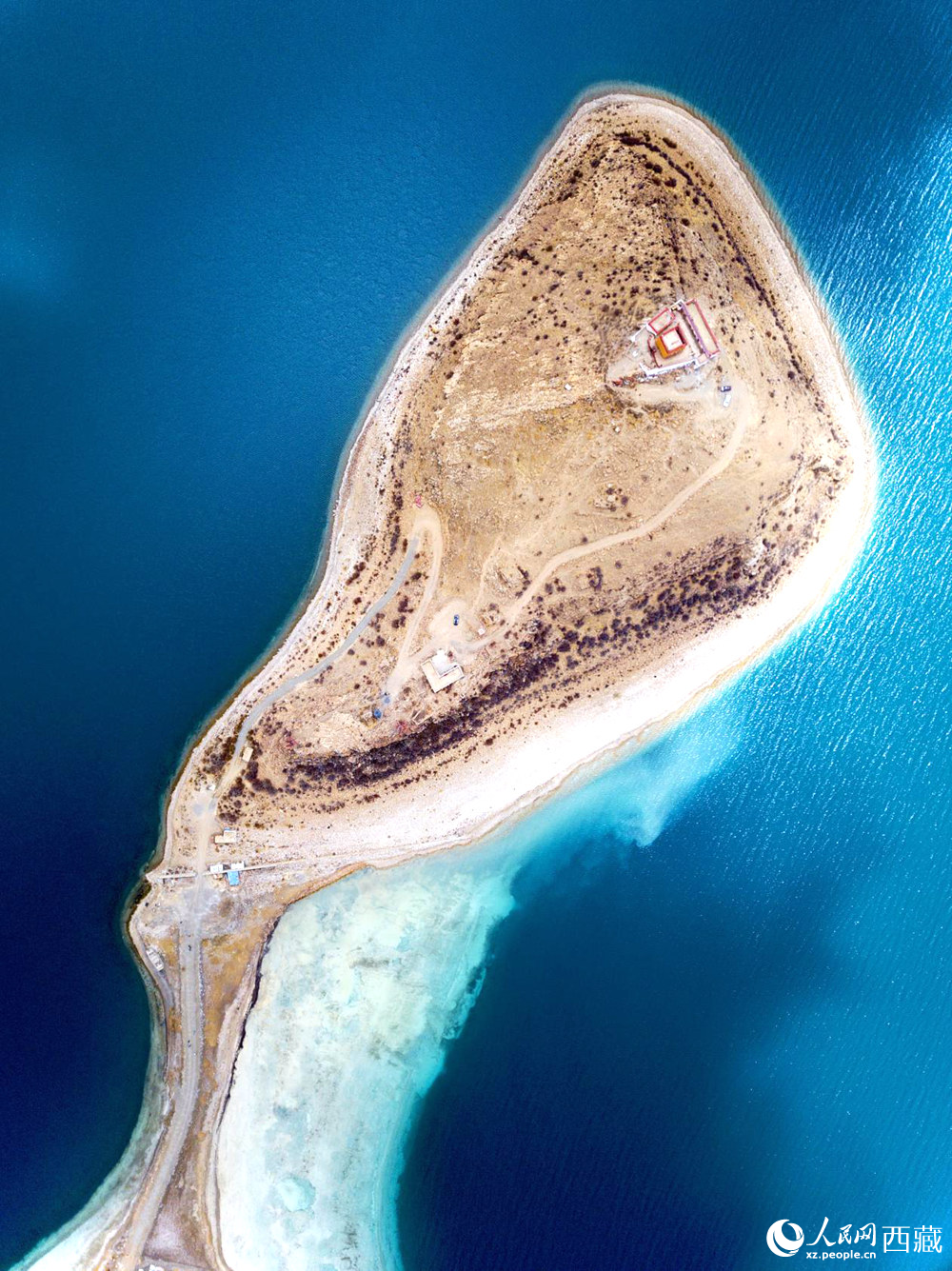 無人機(jī)視角下的西藏羊卓雍錯(cuò)日托寺風(fēng)光。人民網(wǎng)記者 次仁羅布攝