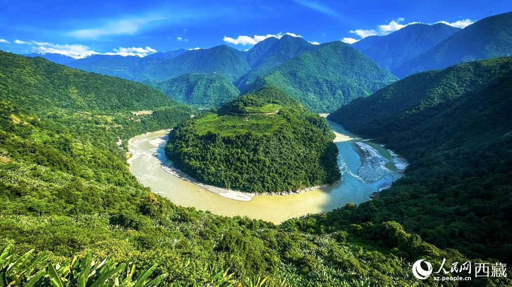 風(fēng)景秀麗、植被繁茂的西藏林芝市墨脫縣果果塘大拐彎。人民網(wǎng)記者 次仁羅布攝