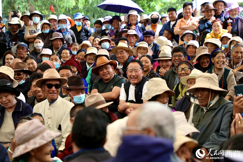 當(dāng)?shù)厝罕姾陀慰陀^看藏戲演出。