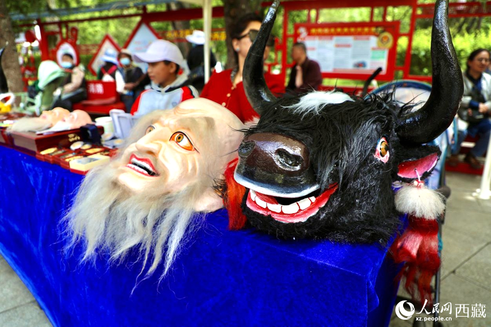 拉薩非遺集市上的藏戲人物與牦牛面具。