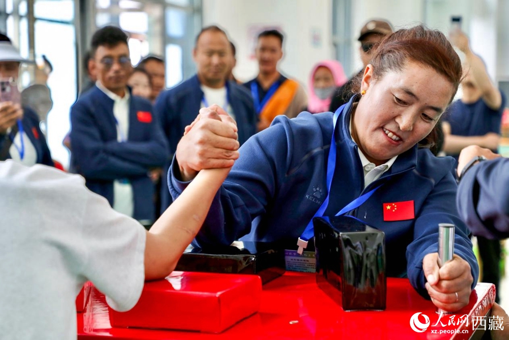 拉薩首屆農(nóng)牧民運(yùn)動會上的掰手腕比賽現(xiàn)場。