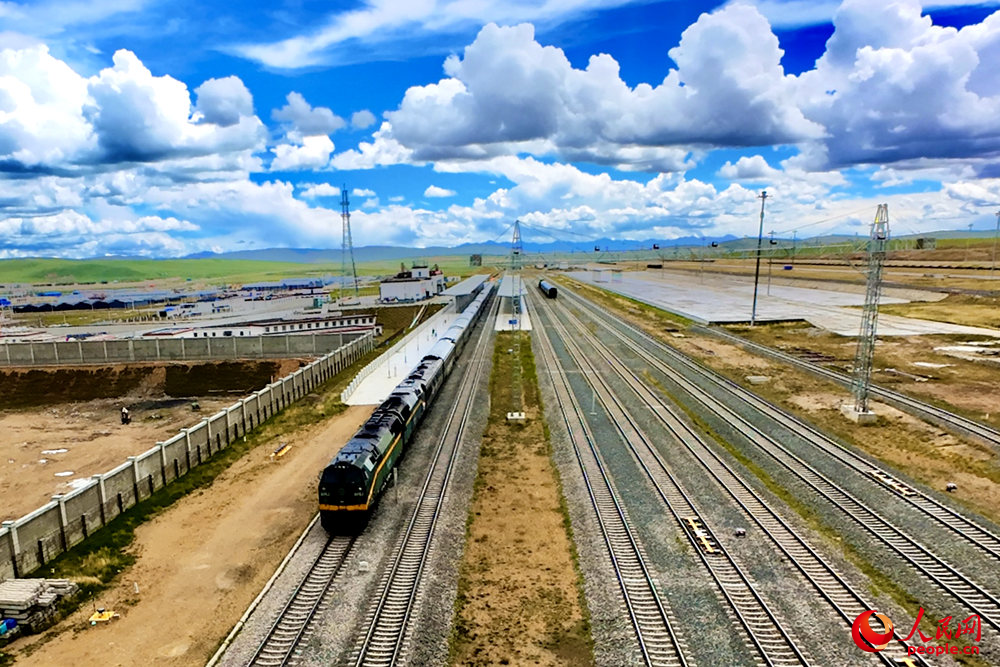 Z166次列車駛向那曲站。人民網(wǎng)記者 趙晨攝