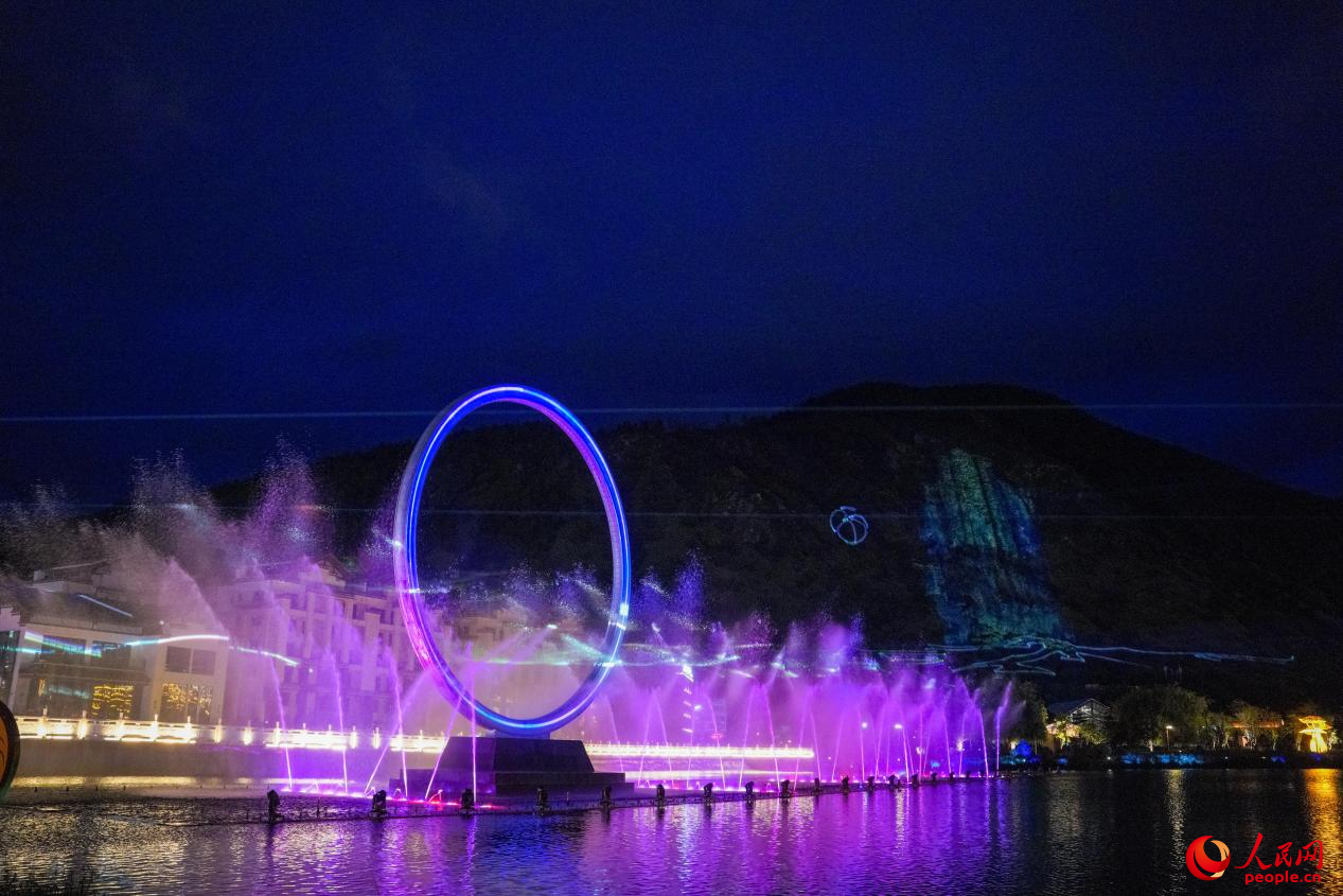 西藏林芝市民族團結(jié)廣場音樂噴泉。人民網(wǎng)記者 趙晨攝