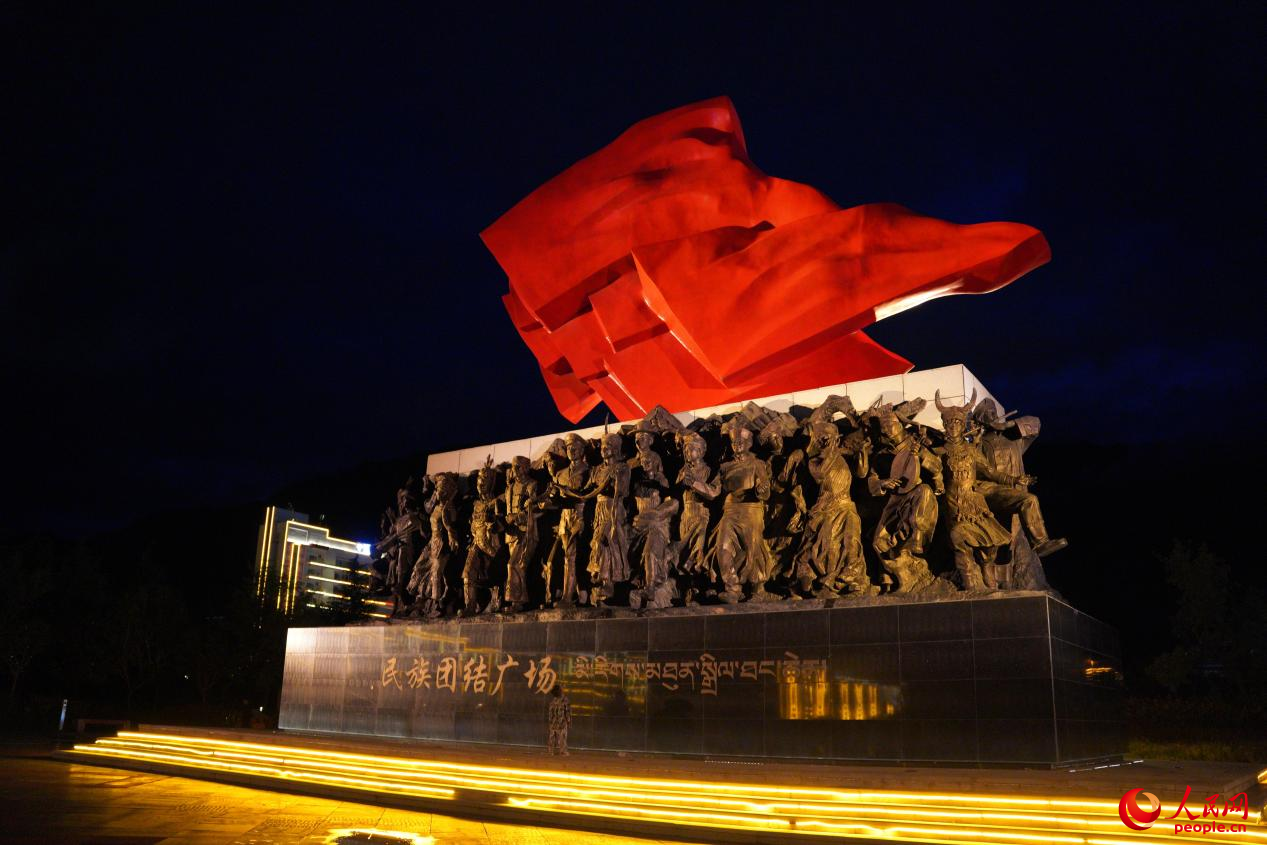 西藏林芝市民族團結(jié)廣場上的標志性雕塑。人民網(wǎng)記者 趙晨攝