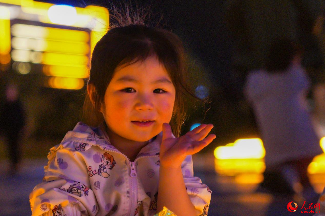 西藏林芝市民族團結(jié)廣場上的兒童。人民網(wǎng)記者 趙晨攝