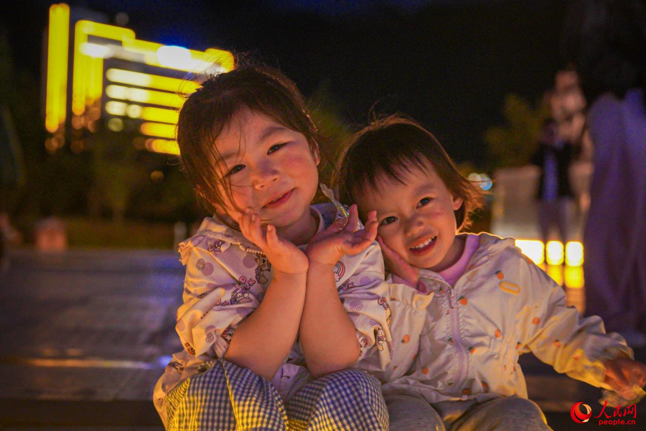 西藏林芝市民族團結(jié)廣場上的兒童。人民網(wǎng)記者 趙晨攝