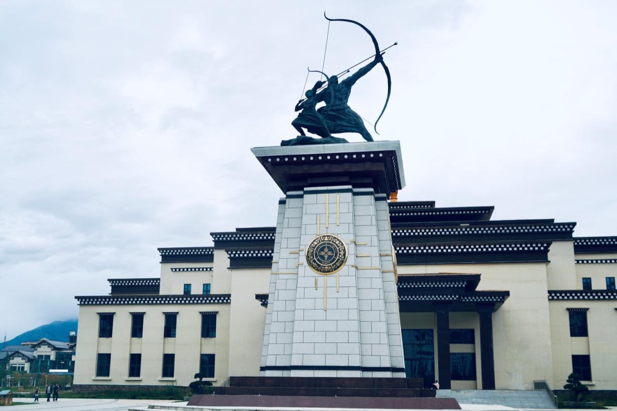 工布公園里的城市地標雕塑——畢秀之子。人民網記者 益西康珠攝