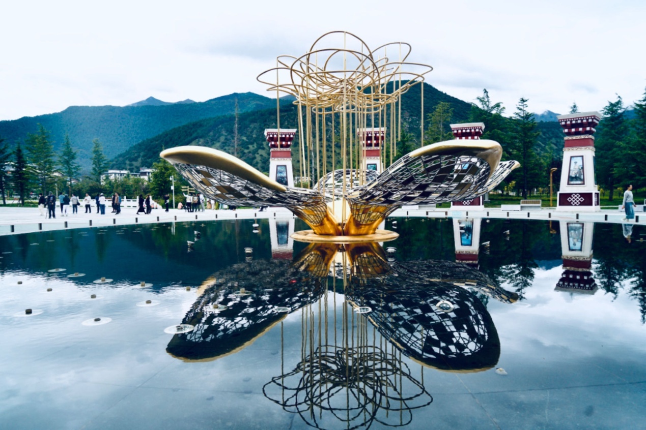 工布公園里的桃花主題雕塑——萬樹桃花。人民網記者 益西康珠攝