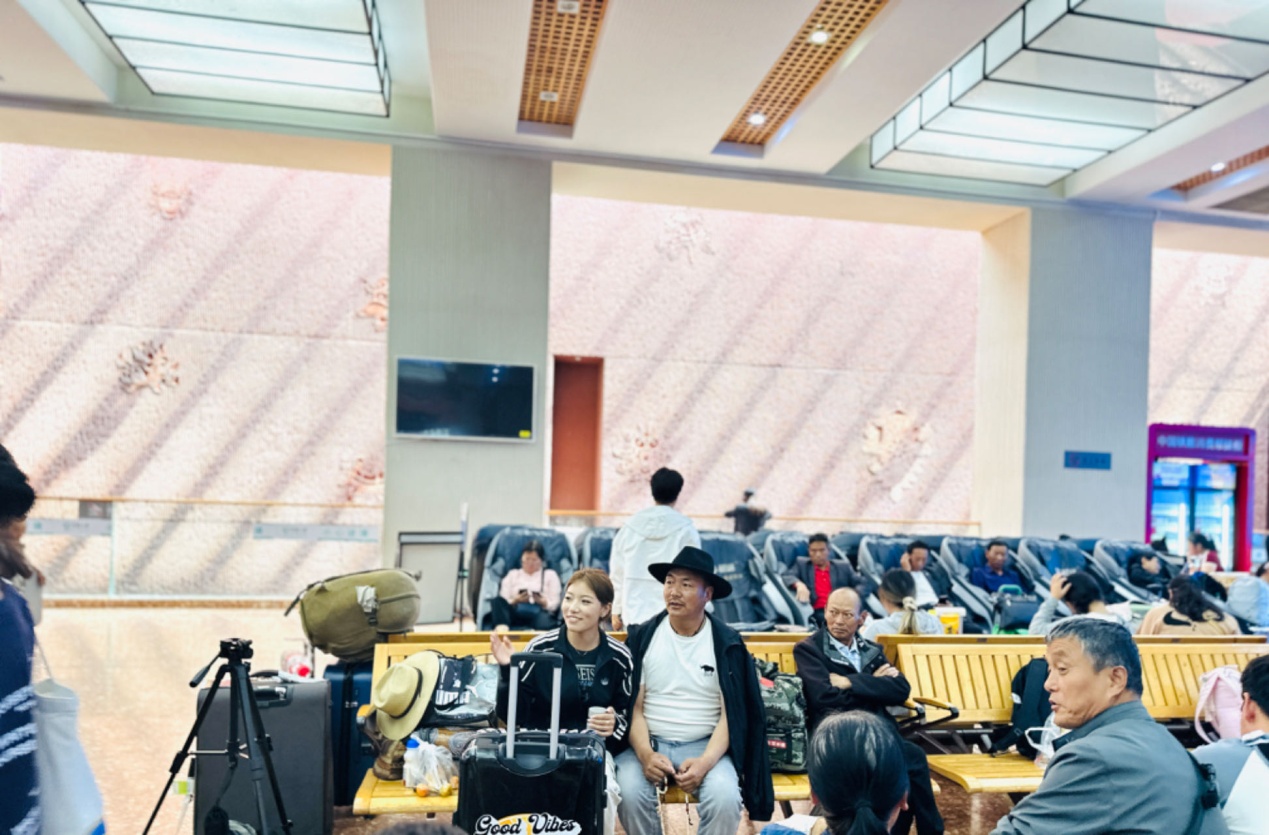 在拉薩火車站候車廳等候列車的乘客。人民網(wǎng)記者 益西康珠攝