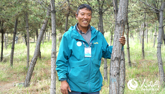 南山公園護(hù)林員扎西曲培。人民網(wǎng)記者 宋子節(jié)攝