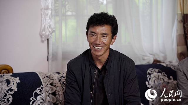 嘎拉村村民達(dá)瓦堅參聊起孩子們滿臉自豪。人民網(wǎng)記者 趙晨攝