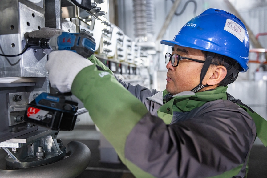 阿里地區(qū)首套電網(wǎng)側(cè)帶超容構(gòu)網(wǎng)型SVG工程現(xiàn)場(chǎng)工作人員正在進(jìn)行投運(yùn)前螺栓緊固工作。趙清鵬攝