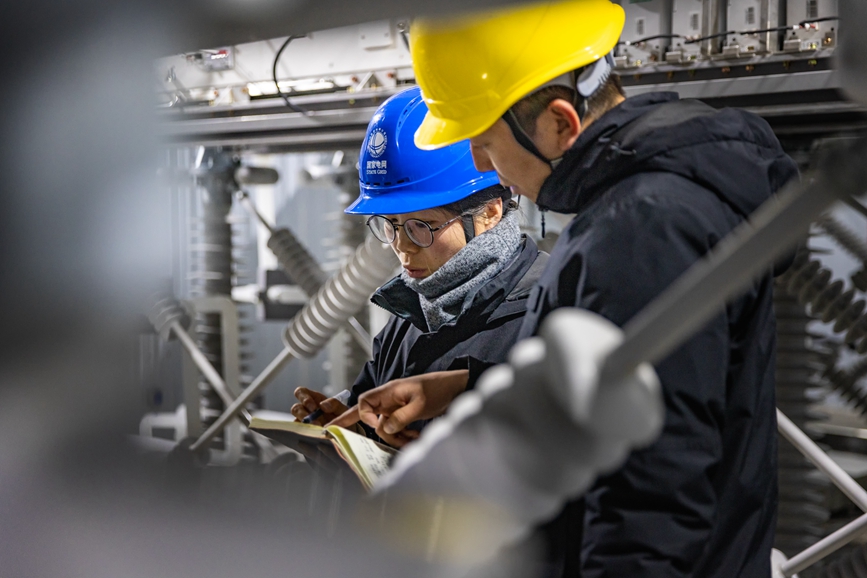 阿里地區(qū)首套電網(wǎng)側(cè)帶超容構(gòu)網(wǎng)型SVG工程現(xiàn)場(chǎng)工作人員正在進(jìn)行投運(yùn)前設(shè)備位置檢查。趙清鵬攝