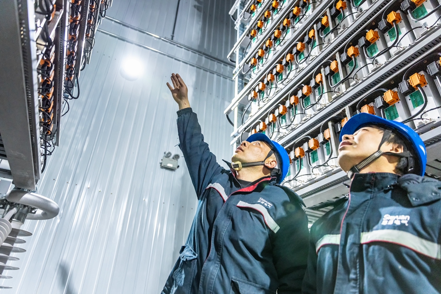 阿里地區(qū)首套電網(wǎng)側(cè)帶超容構(gòu)網(wǎng)型SVG工程現(xiàn)場(chǎng)工作人員正在進(jìn)行投運(yùn)前設(shè)備狀態(tài)檢查。趙清鵬攝