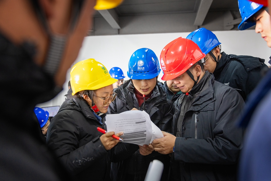 阿里地區(qū)首套電網(wǎng)側(cè)帶超容構(gòu)網(wǎng)型SVG工程現(xiàn)場(chǎng)運(yùn)維人員正在進(jìn)行投運(yùn)操作。趙清鵬攝