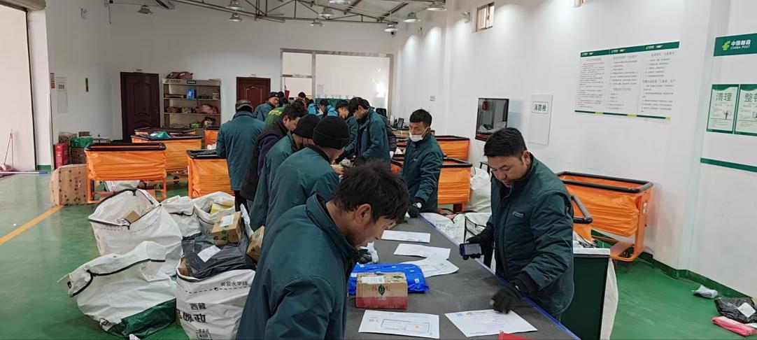 西藏拉薩城東營業(yè)部分揀員正在傳送帶分揀。旦增攝