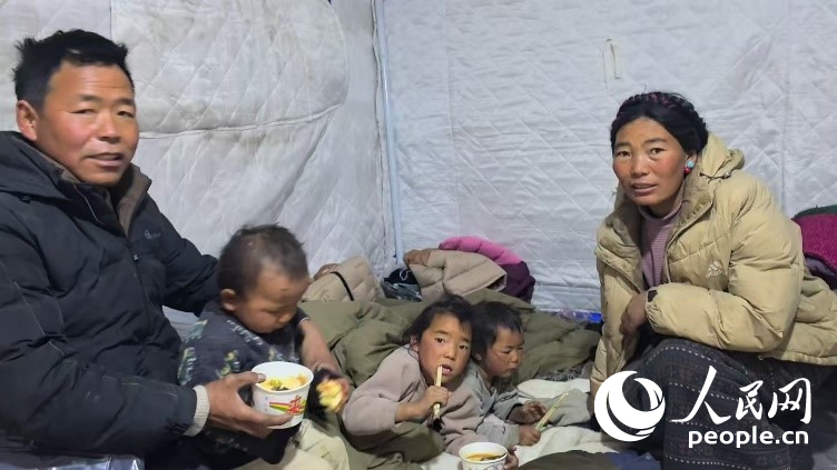 森嘎村村民扎西一家五口。人民網(wǎng)記者 吳雨仁攝