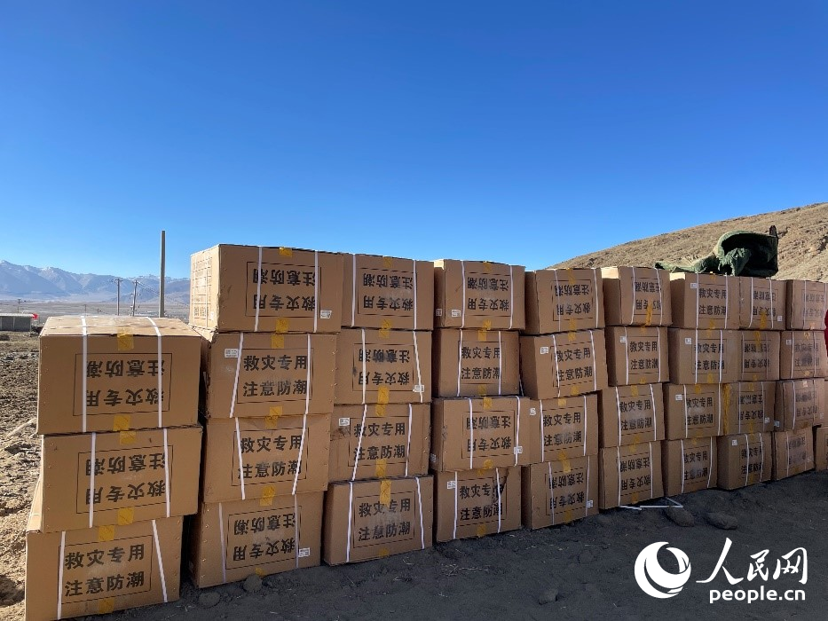 救災物資抵達長所鄉(xiāng)古榮村。人民網(wǎng)記者 郝潔攝