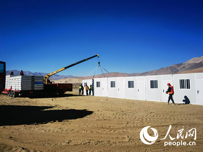 1月9日，在日喀則市定日縣長所鄉(xiāng)森嘎村安置點(diǎn)，工作人員抓緊搭建移動板房，確保受災(zāi)群眾溫暖過冬。人民網(wǎng)記者 吳雨仁攝