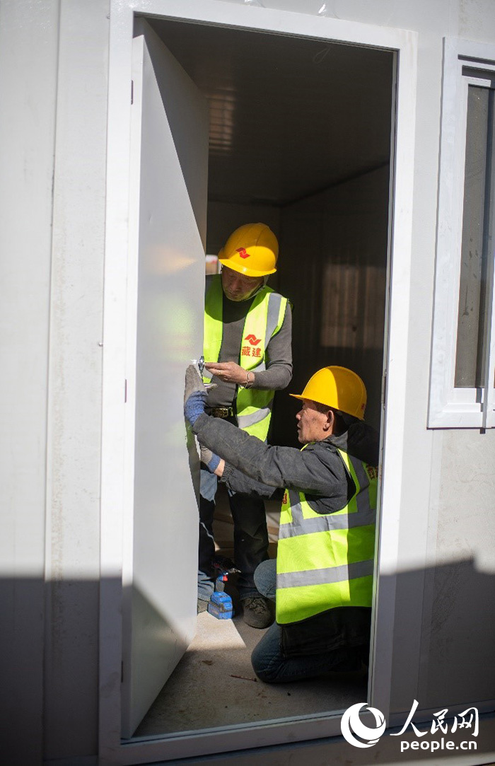 1月9日，在日喀則市定日縣長所鄉(xiāng)古榮村安置點(diǎn)，施工人員正在抓緊搭建移動板房，確保受災(zāi)群眾溫暖過冬。人民網(wǎng)記者 翁奇羽攝