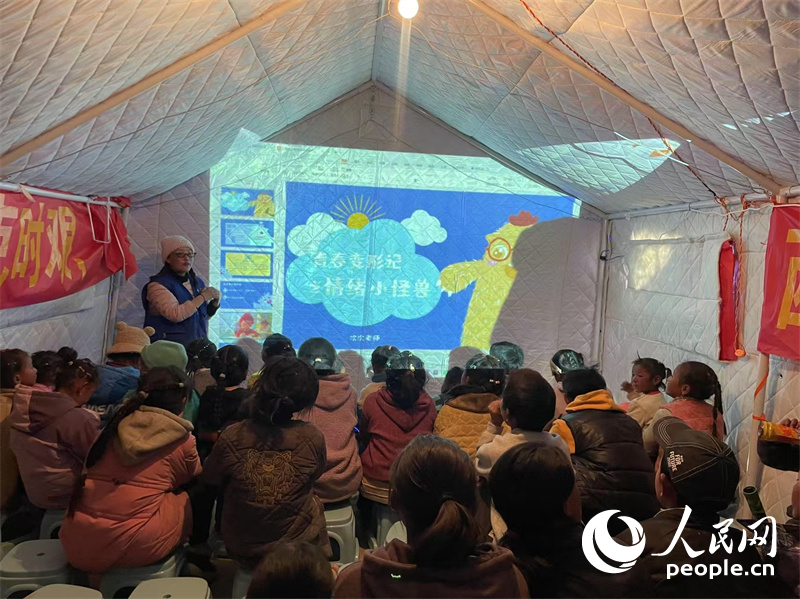 社工次旦拉姆以“青春變形記之情緒小怪獸”為主題給塘仁村孩子們講課。人民網記者 郝潔攝