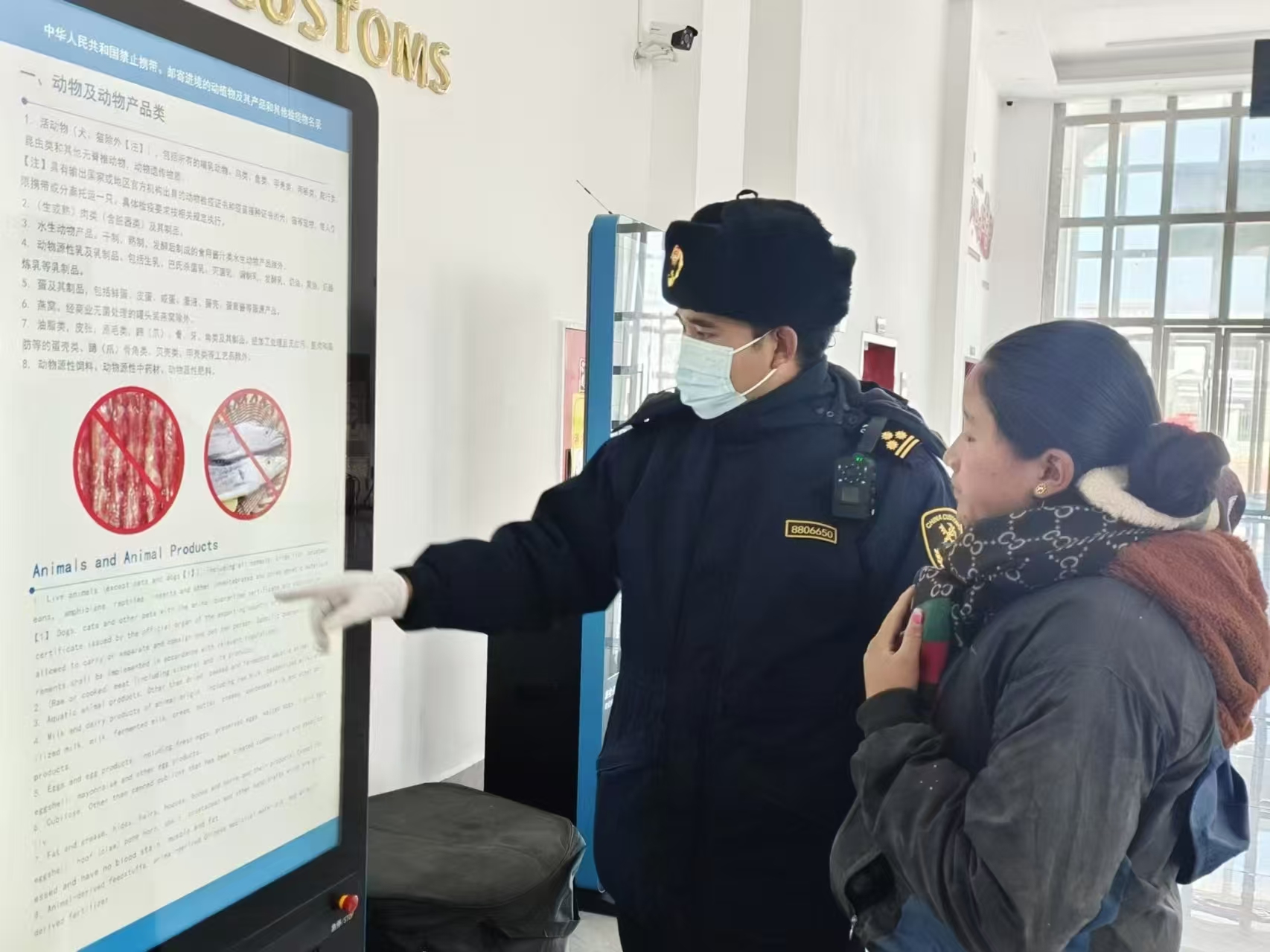海關(guān)關(guān)員對(duì)入境邊民進(jìn)行禁止攜帶、郵寄進(jìn)境動(dòng)植物及其產(chǎn)品解讀。次旺久美攝