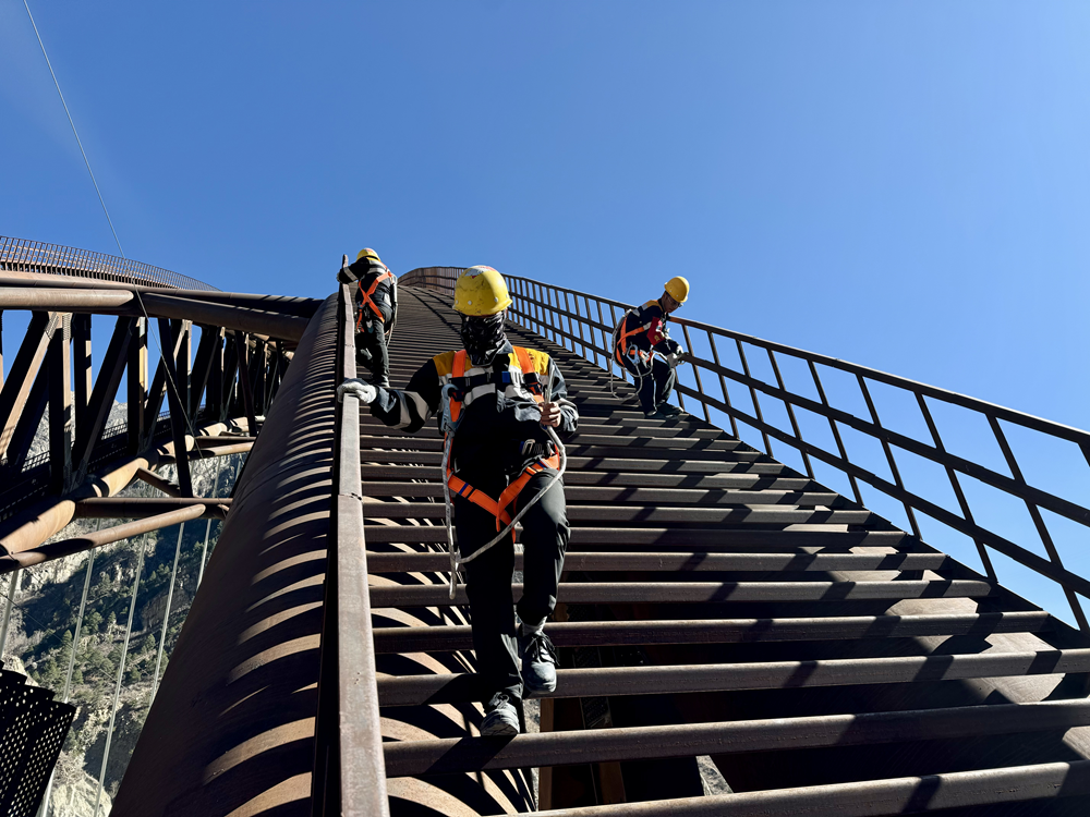 橋拱檢修。馬生明攝