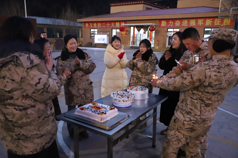 支隊(duì)為來(lái)隊(duì)家屬過(guò)集體生日?；粢綌z