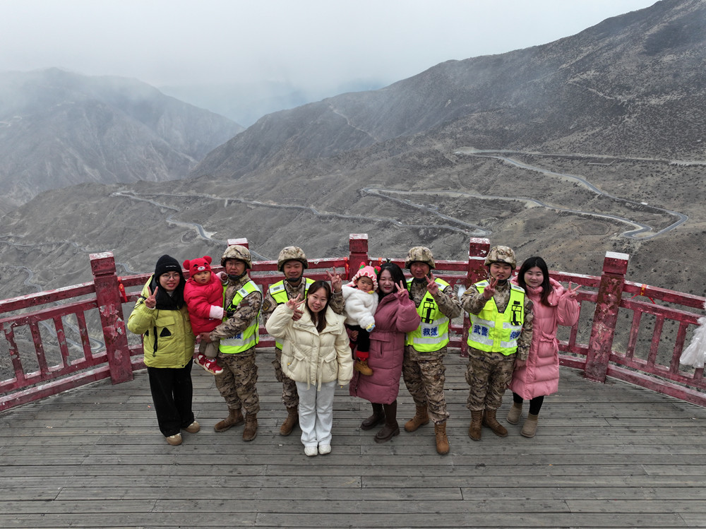 支隊(duì)組織家屬隨隊(duì)養(yǎng)護(hù)體驗(yàn)丈夫工作。何眾攝