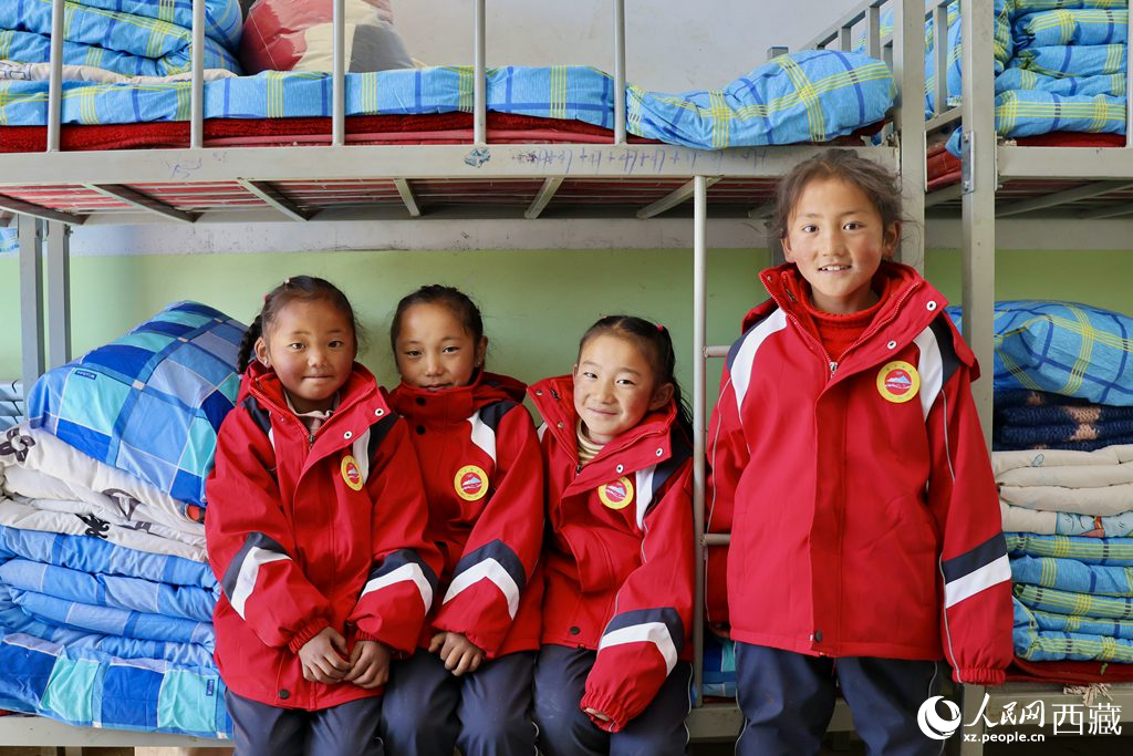 學生在定日縣第二小學分流安置點宿舍。人民日報記者 鮮敢攝