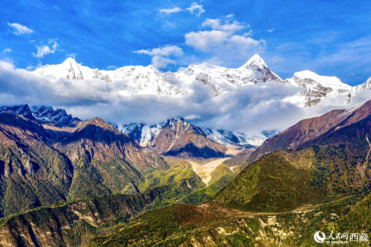 無人機(jī)航拍南迦巴瓦峰。