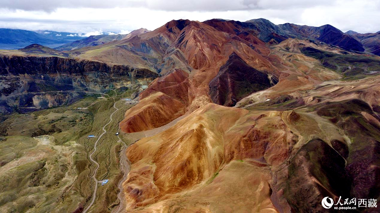 西藏阿里地區(qū)札達(dá)縣境內(nèi)的山丘，因大地礦石的緣故而變得色彩豐富，當(dāng)?shù)厝朔Q之為“五彩山”。