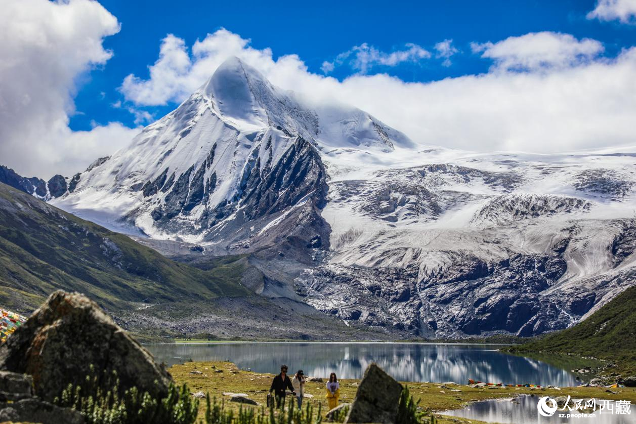 西藏那曲市比如縣的薩普雪山。