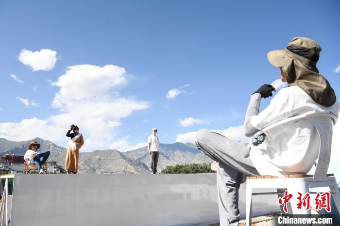 拉薩布達(dá)拉宮前“旱地拔蔥”吸引游客打卡