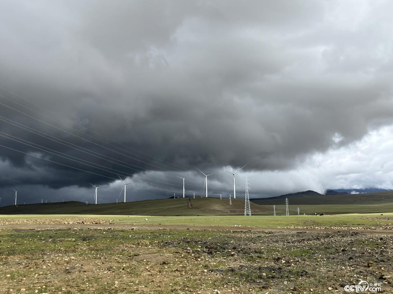 哲古草原上的風力發(fā)電機組（攝影 李婷婷）